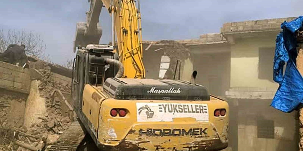 Araban’da Depremde Hasar Gören Binaların Yıkımına Devam Ediliyor