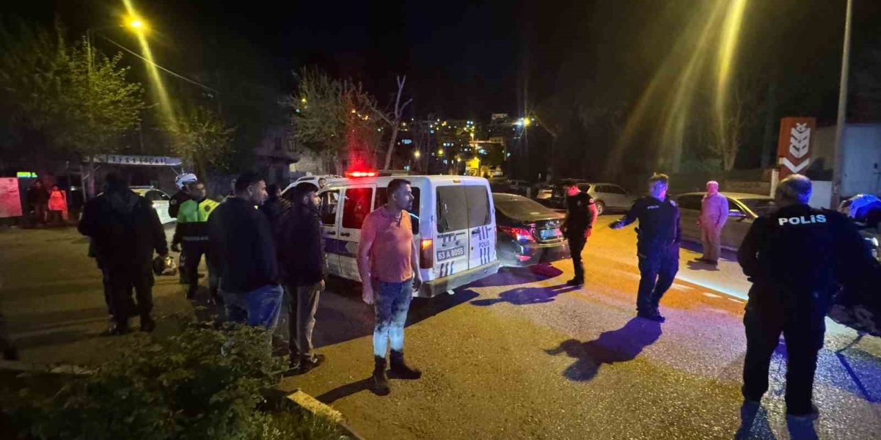 Bıçaklı Kavgayı Polis Havaya Ateş Açarak Sonlandırdı