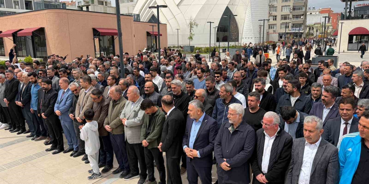 Okul Saldırısında Hayatını Kaybedenler İçin Gıyabi Cenaze Namazı Kılındı