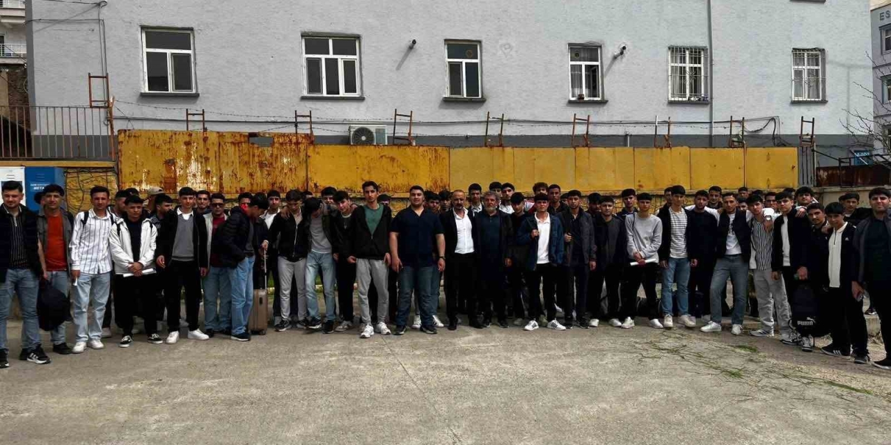 Çermik Belediyesi Yks’ye Girecek Öğrencileri Kampa Gönderdi