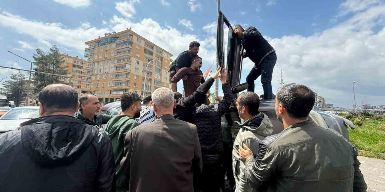 Otomobilin Kaldırıma Çarpıp Yan Yatması Araç Kamerasına Yansıdı
