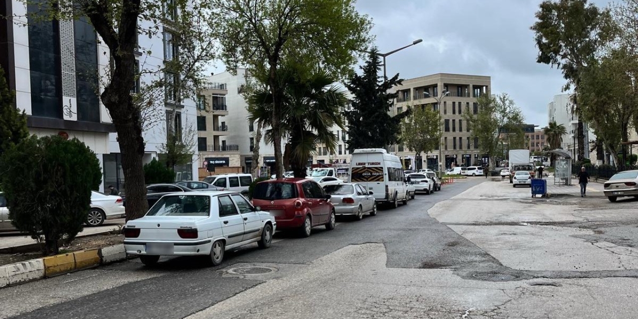 Refüj Dibine Park Edilen Araçlar Pes Dedirtiyor