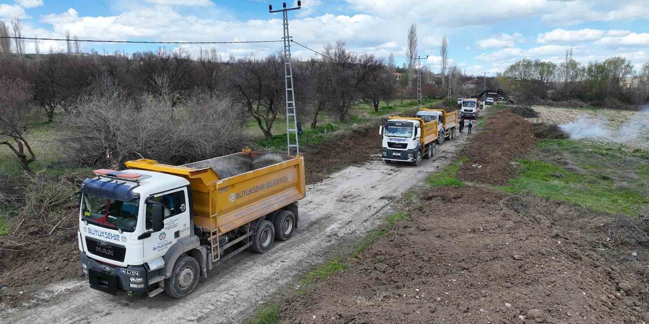 Malatya Büyükşehir Belediyesi Akçadağ’da Grup Yolunu Yeniliyor