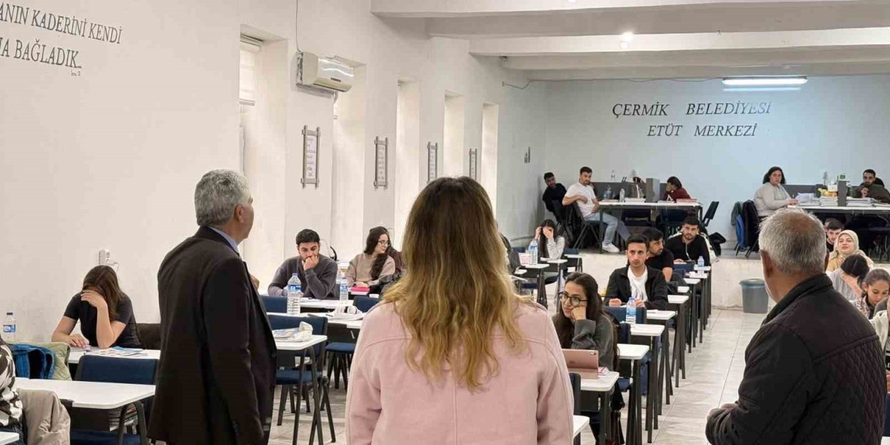 Başkan Karamehmetoğlu Gençlerle Bir Araya Geldi