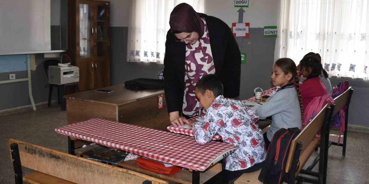 Köy Okulunda 4 Öğrencisini Geleceğe Hazırlıyor
