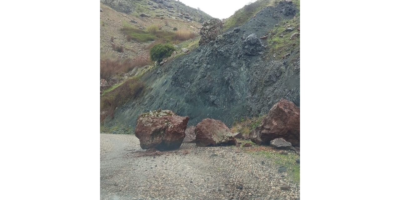 Sincik’te Kuvvetli Yağış Sonrası Köy Yoluna Kaya Düştü
