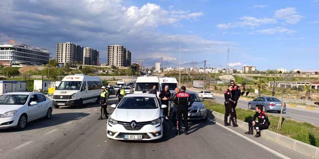 Minibüs İle İki Otomobil Çarpıştı: 1 Yaralı