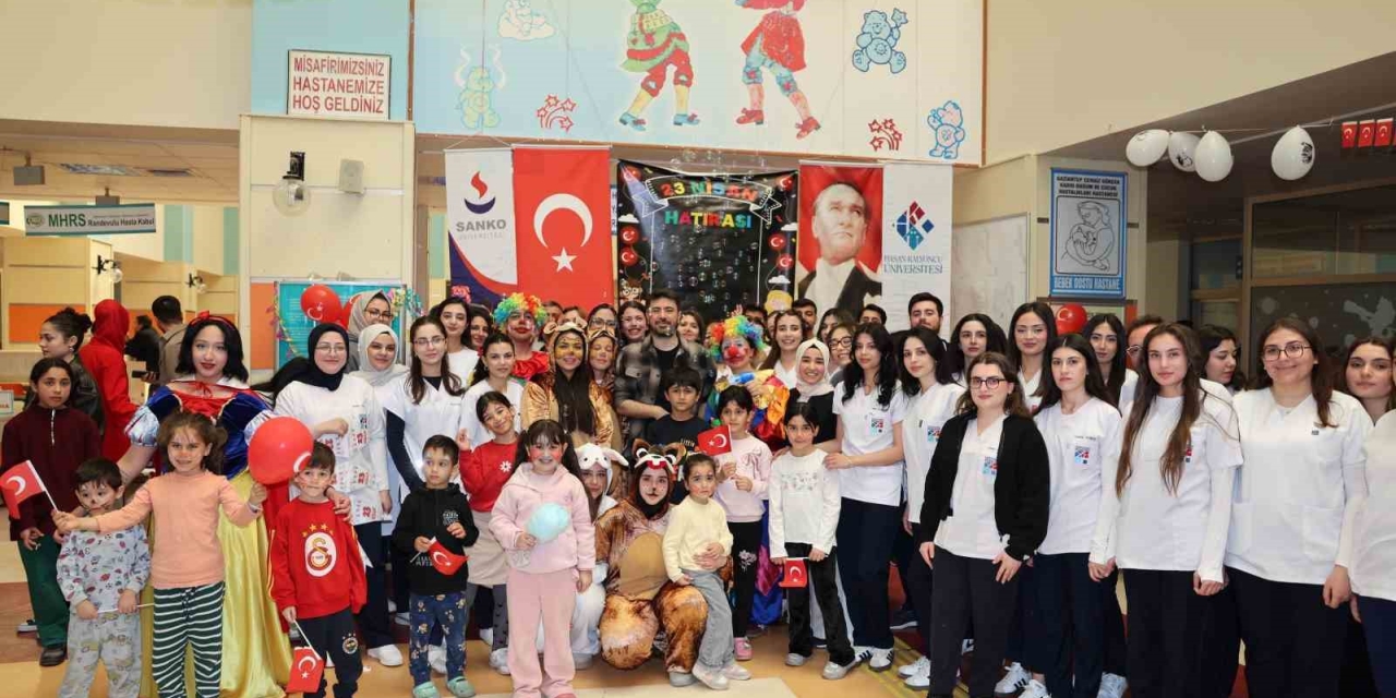 Hasan Kalyoncu Üniversitesi Hemşirelik Bölümü Öğrencilerinden Çocuklara Bayram Hediyesi