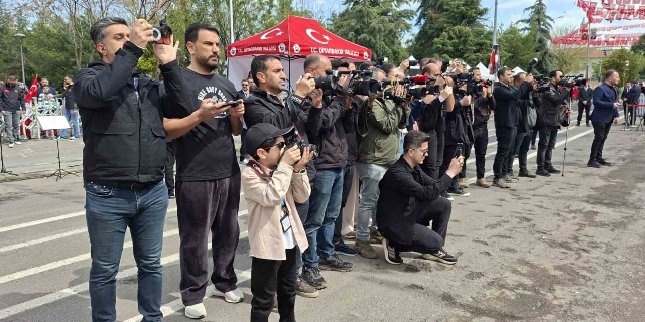 23 Nisan Kutlamalarının En Renkli İsmi: Fotoğraf Makinesini Aldı, 6 Yaşındaki "gazeteci" Oldu