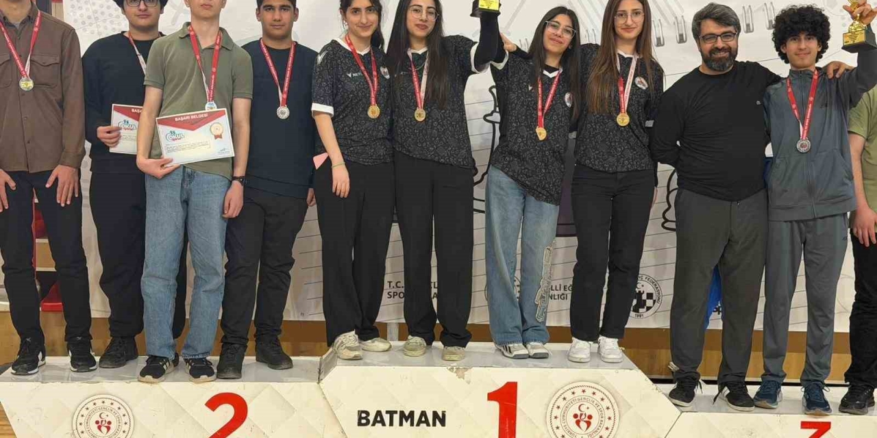 Diyarbakırlı Öğrencilerden Satrançta Çifte Zafer