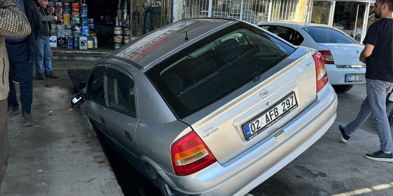 Otomobil Bakım Kanalına Düştü