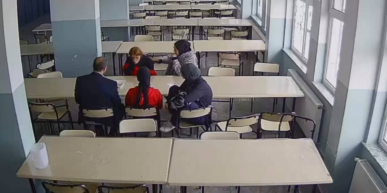 Öğrencisini Heimlich Manevrasıyla Kurtardı