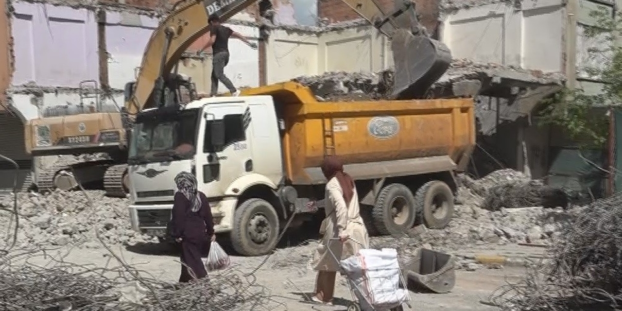 Diyarbakır’da Ağır Hasarlı Bina Yıkılırken Yandaki Sağlam Bina Da Hasar Aldı