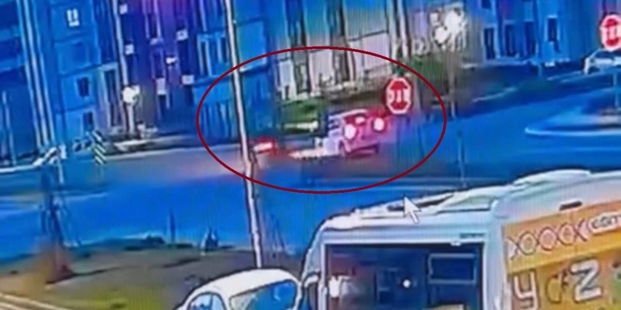 Motosiklet Sürücüsünün Otomobile Çarpmasının Etkisiyle Fırladığı Anlar Kamerada