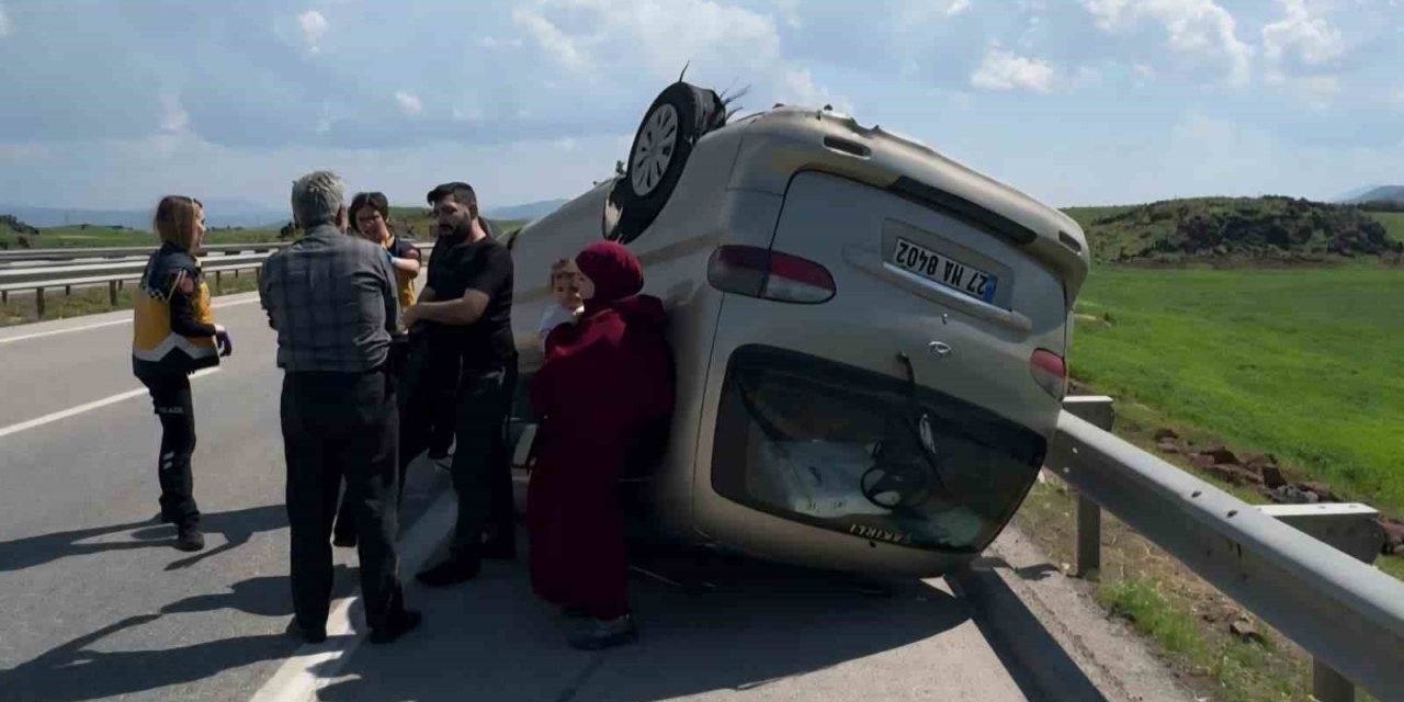Gaziantep’te Lastiği Patlayan Minibüs Takla Attı