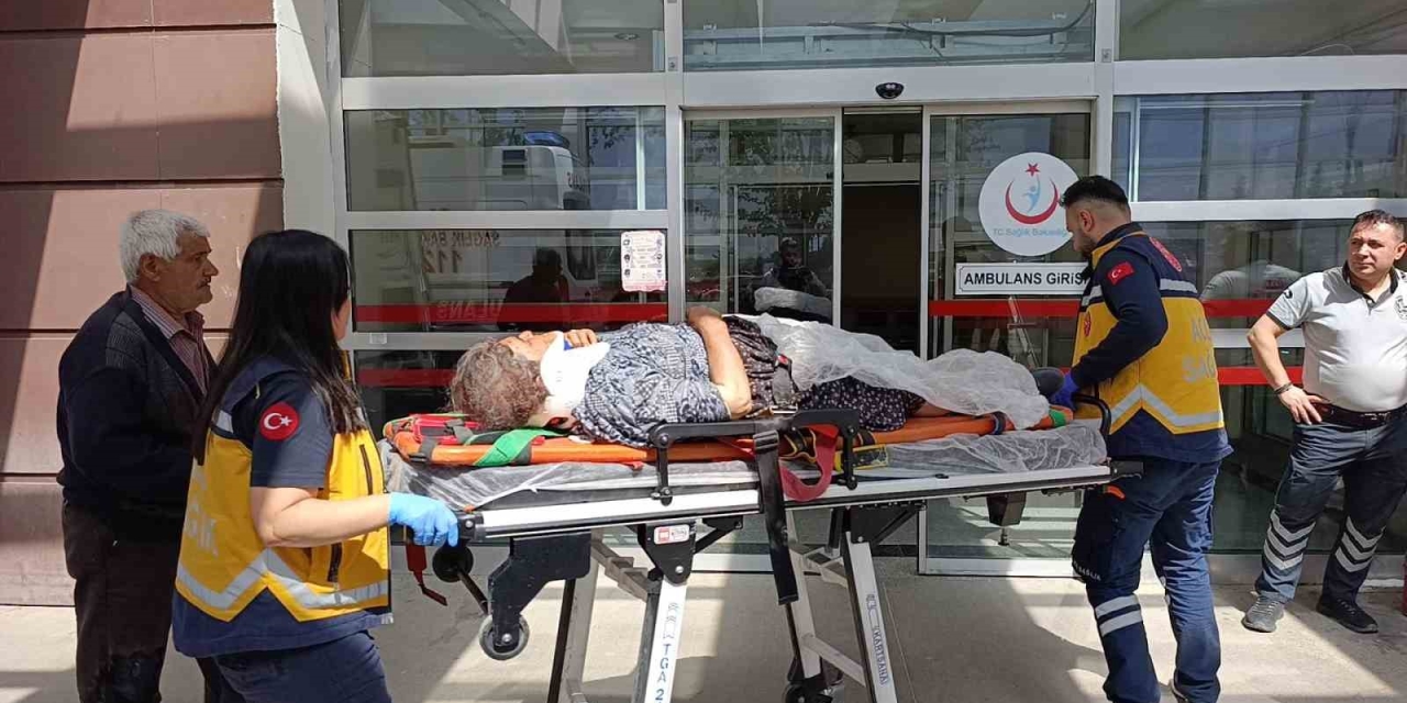 Önce Yolcu Düştü, Sonra Motosiklet Devrildi: 2 Yaralı