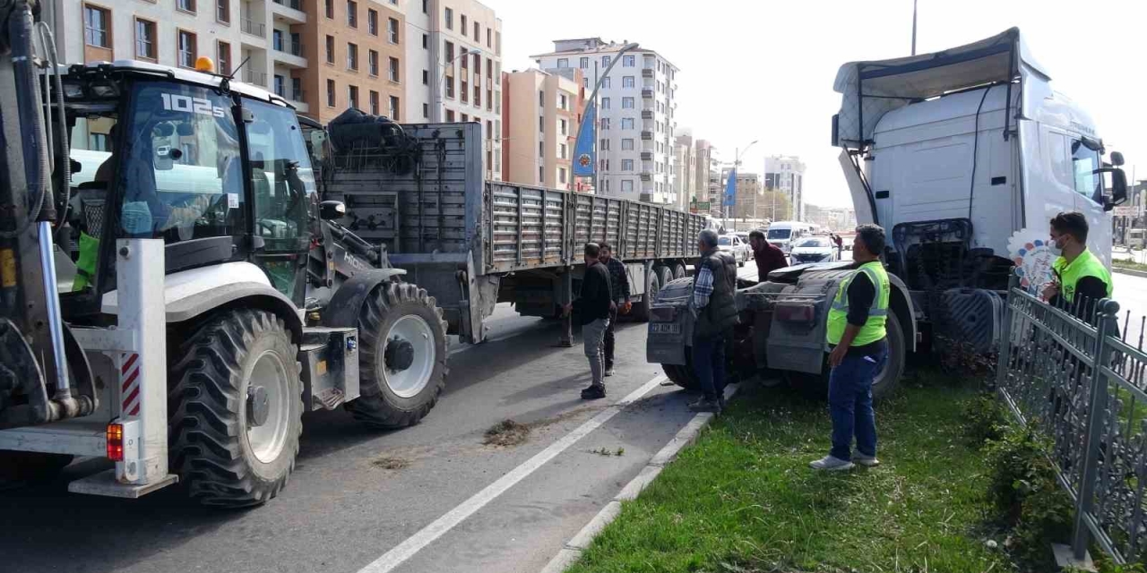 Malatya’da Çekici Refüje Çıktı, Trafik Kilitlendi