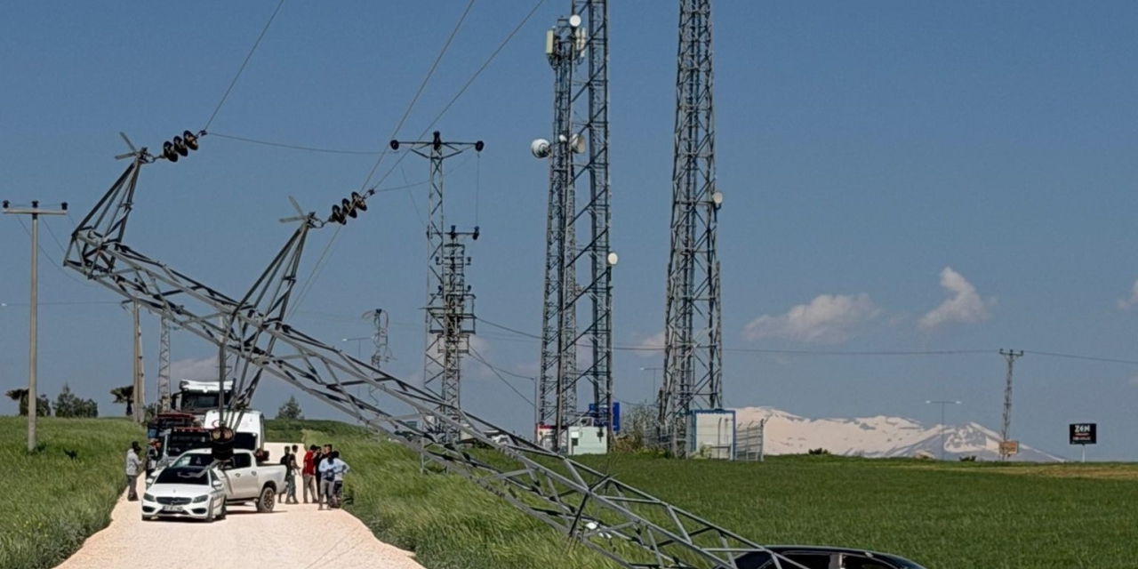 Kontrolden Çıkan Otomobil Elektrik Direğine Çarparak Durabildi
