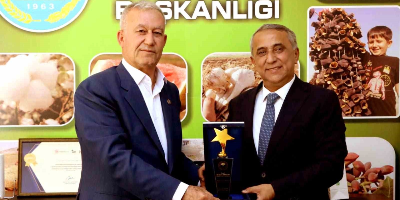 Hasan Altun’dan, İl Müdürü Sağlam’a Teşekkür Plaketi