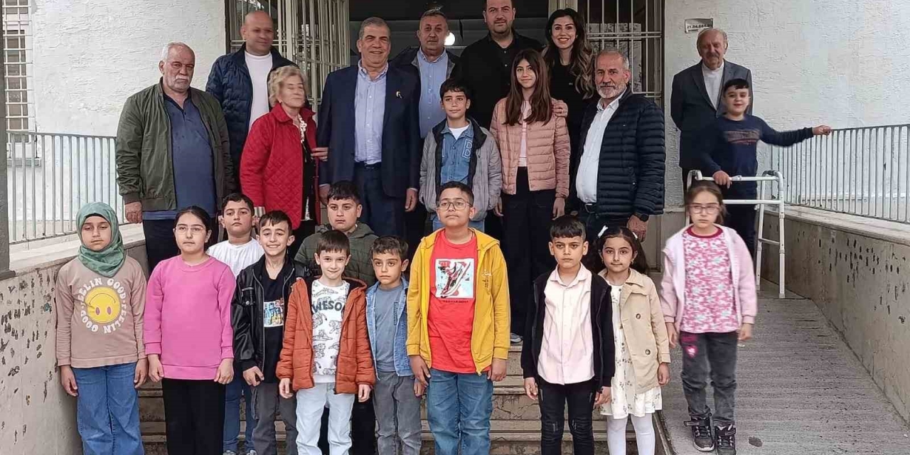 Çermikli İş Adamından Öğrencilere Kırtasiye Yardımı
