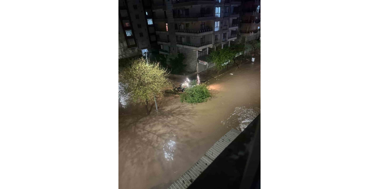 Siverek’te Dolu Ve Sağanak Hayatı Felç Etti