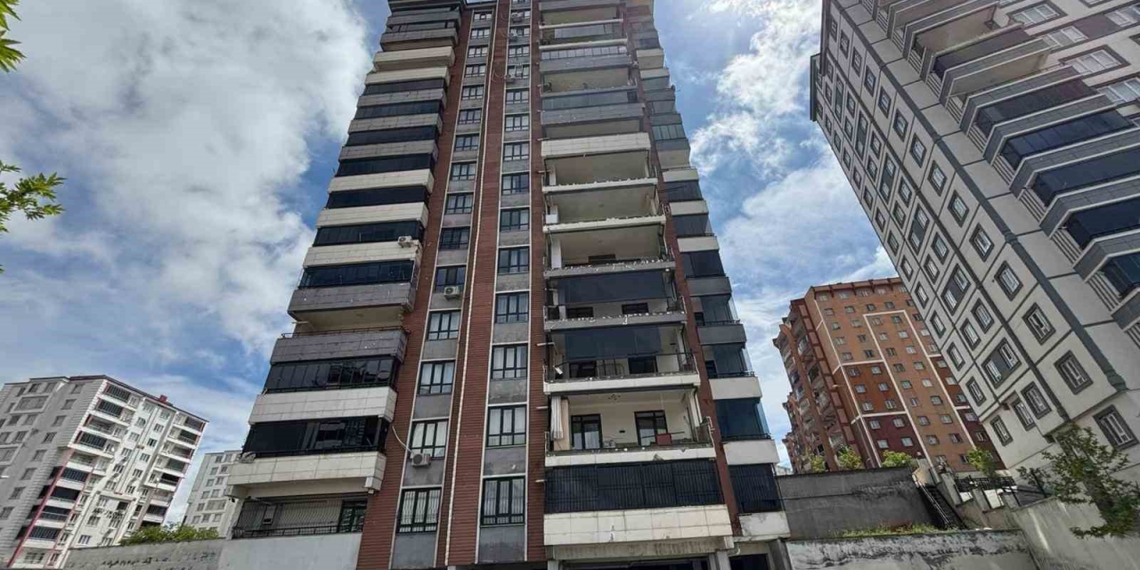 Gaziantep’teki ’süper Hücre’ Balkon Duvarlarını Yıktı, Camları Patlattı