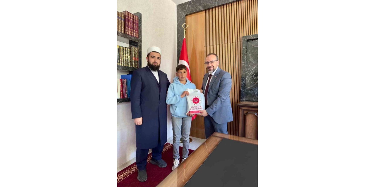 Cami İnşaatına Kumbarasını Bağışlayan Genç Ödüllendirildi