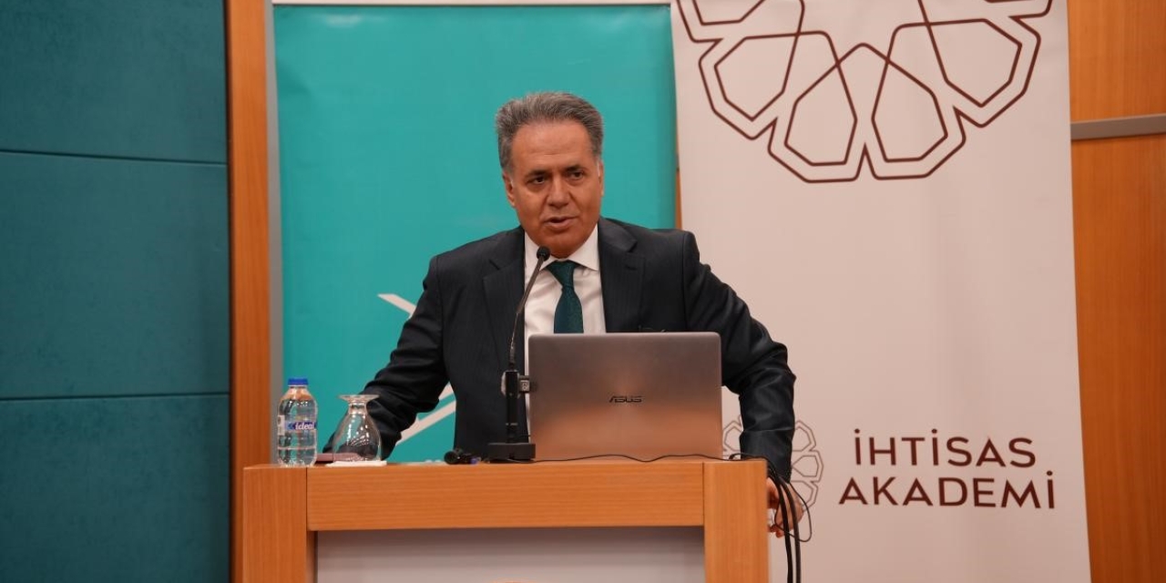 Rektör Akpolat, Dijital Çağda Üniversitelerin Geleceğini Anlattı