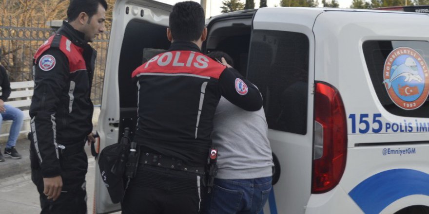 Yakalanacaklarını Anlayınca Uyuşturucuyu Camdan Attılar