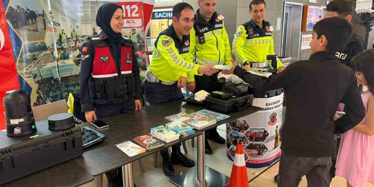 Jandarmadan Vatandaşlara Trafik Kuralları Hakkında Bilgilendirme Faaliyeti