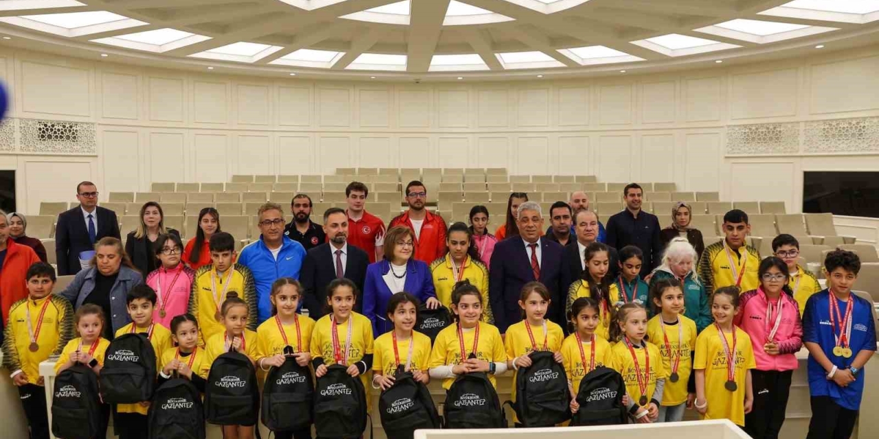 Başkan Şahin, Şampiyon Sporcularla Bir Araya Geldi