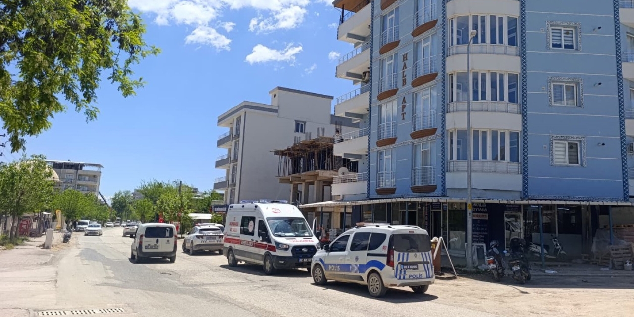 Balkona Çıkan Şahsı Ekipler İkna Ederek İndirdi