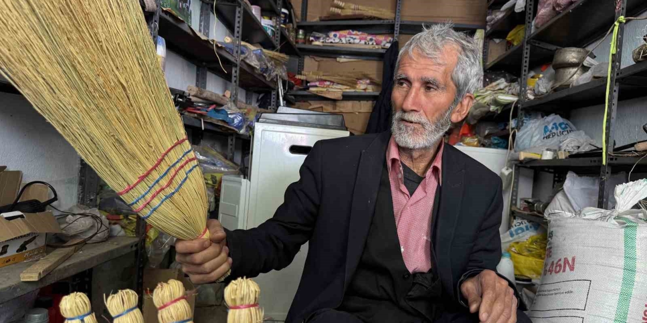 31 Yıldır Süpürge Üreterek Hayatını Sürdürüyor