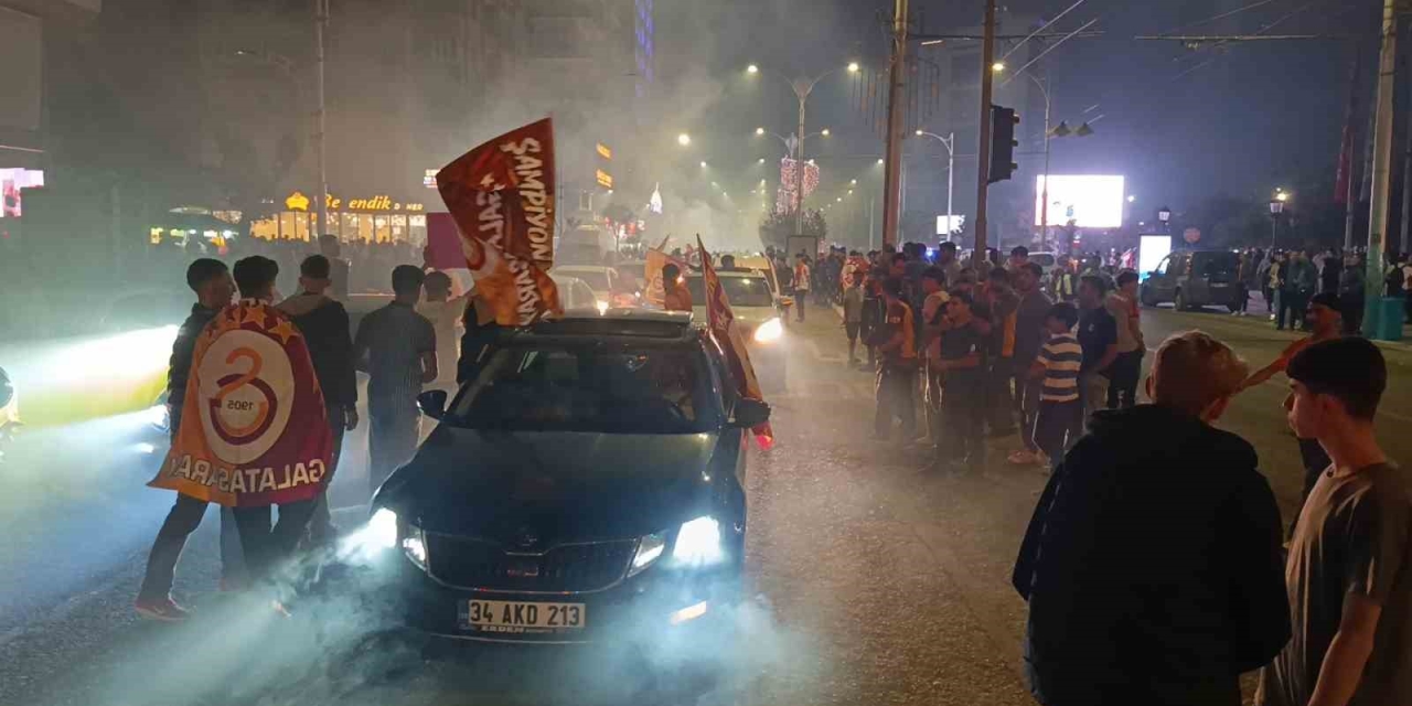 Şanlıurfa’da Galatasaraylı Taraftarlar Fenerbahçe’nin Maket Tabutuyla Şampiyonluk Kutladı
