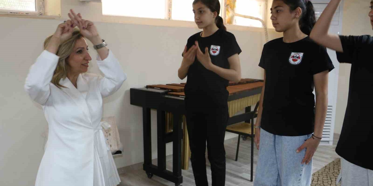 İşaret Diliyle Yürekten Beste: "sizi Ruhumla Duyabilirim"