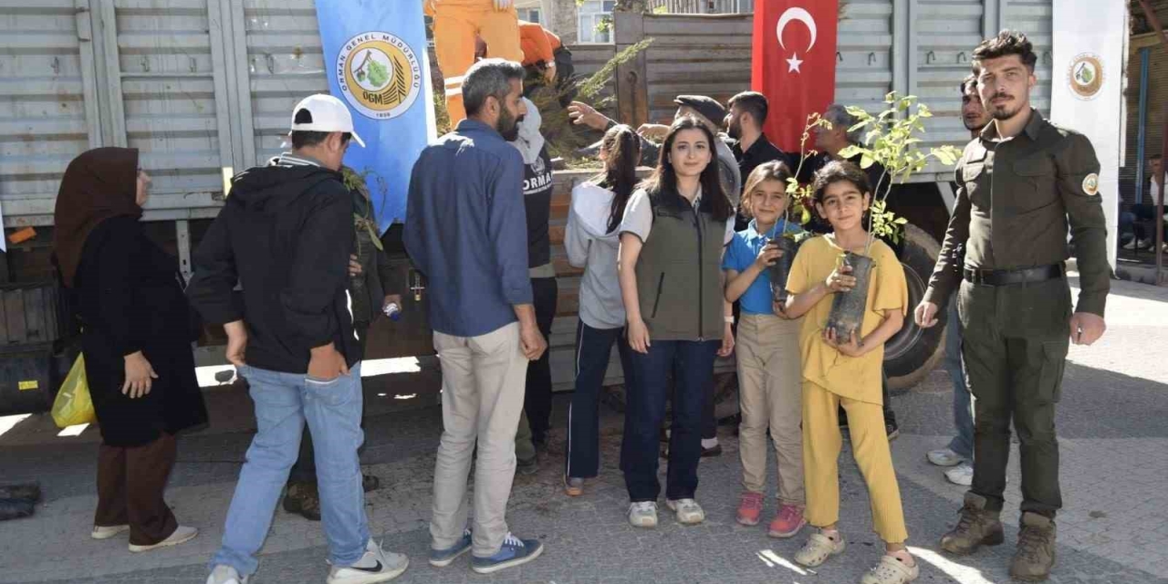 Dicle Orman İşletme Şefliği İlçede Yaklaşık Bin 500 Adet Fidan Dağıttı