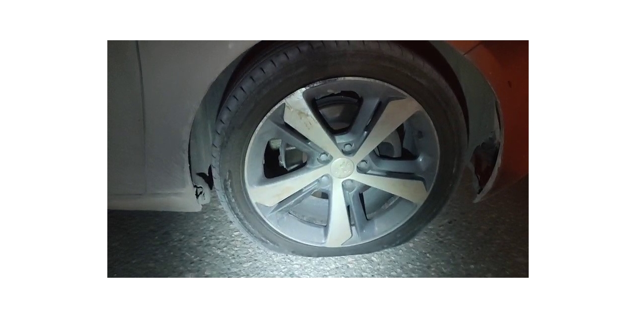 Çukura Giren Otomobilin Lastikleri Patladı