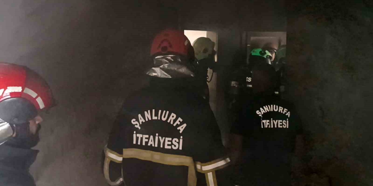 Apartmandan Yükselen Duman Ekipleri Alarma Geçirdi