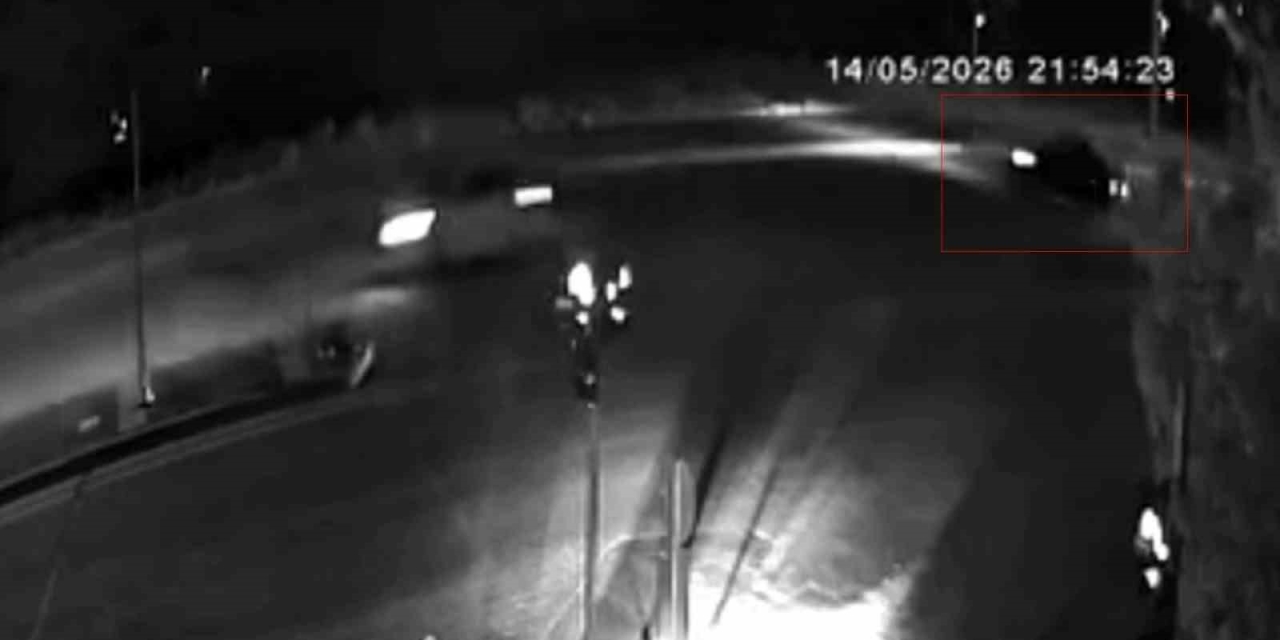 Kontrolden Çıkan Otomobil Tren Yoluna Uçtu, 3 Kişi Yaralandı