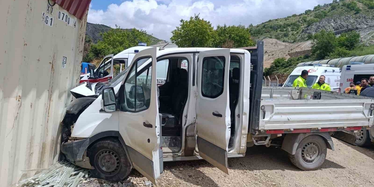 Malatya’da Kamyonet Şantiye Girdi: 3 Yaralı