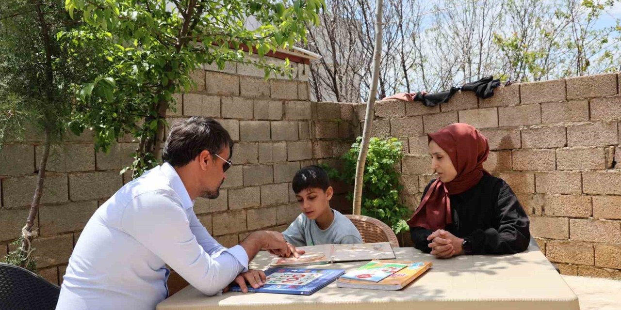Öğretmenlerin Saha Çalışmasında Tanıştığı Özel İhtiyaçlı Zeynel, Evinde Aldığı Eğitim Desteğiyle Yalnız Bırakılmıyor