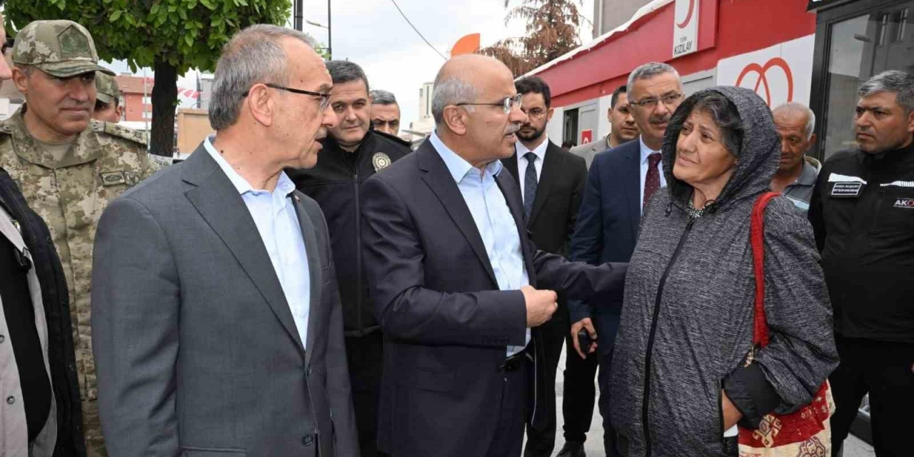 Başkan Er, Deprem Sonrası Sahada Çalışmaları İnceledi, Vatandaşlarla Bir Araya Geldi