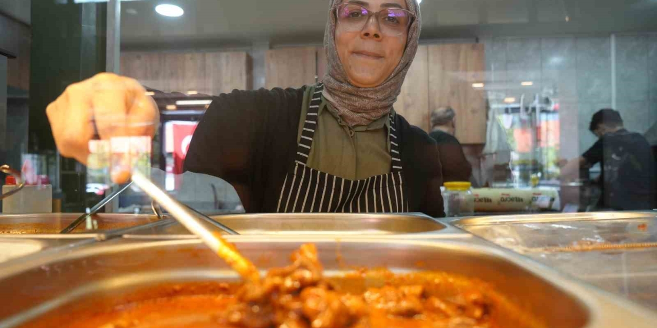 Evde Başladığı Yemek Serüvenini İşletmeye Dönüştürdü