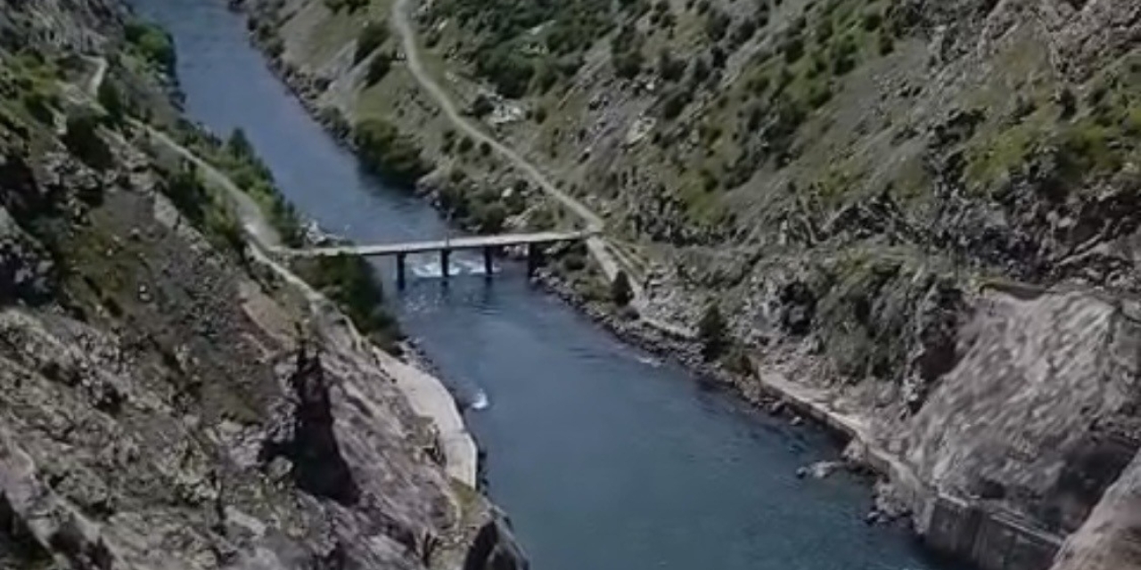 Karakaya Barajında Su Tahliyesi Nedeni İle Köprü Trafiğe Kapatıldı