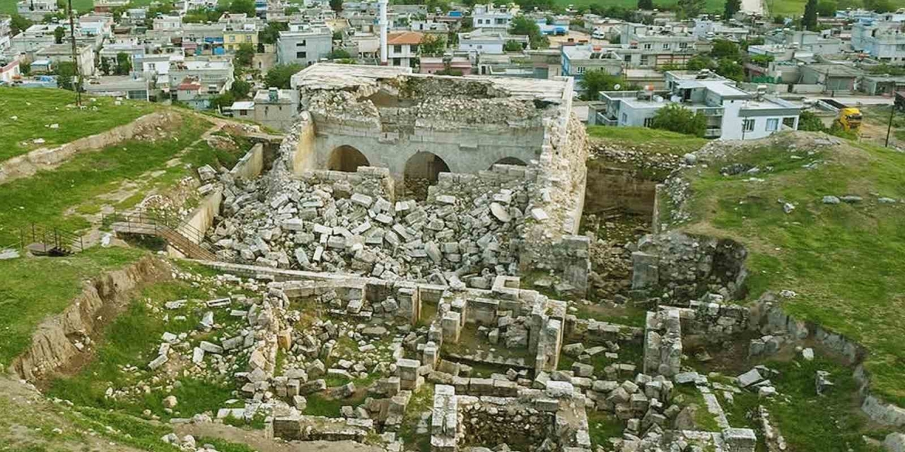 Depremde Hasar Gören Tarihi İç Kale Camii Restorasyon Bekliyor