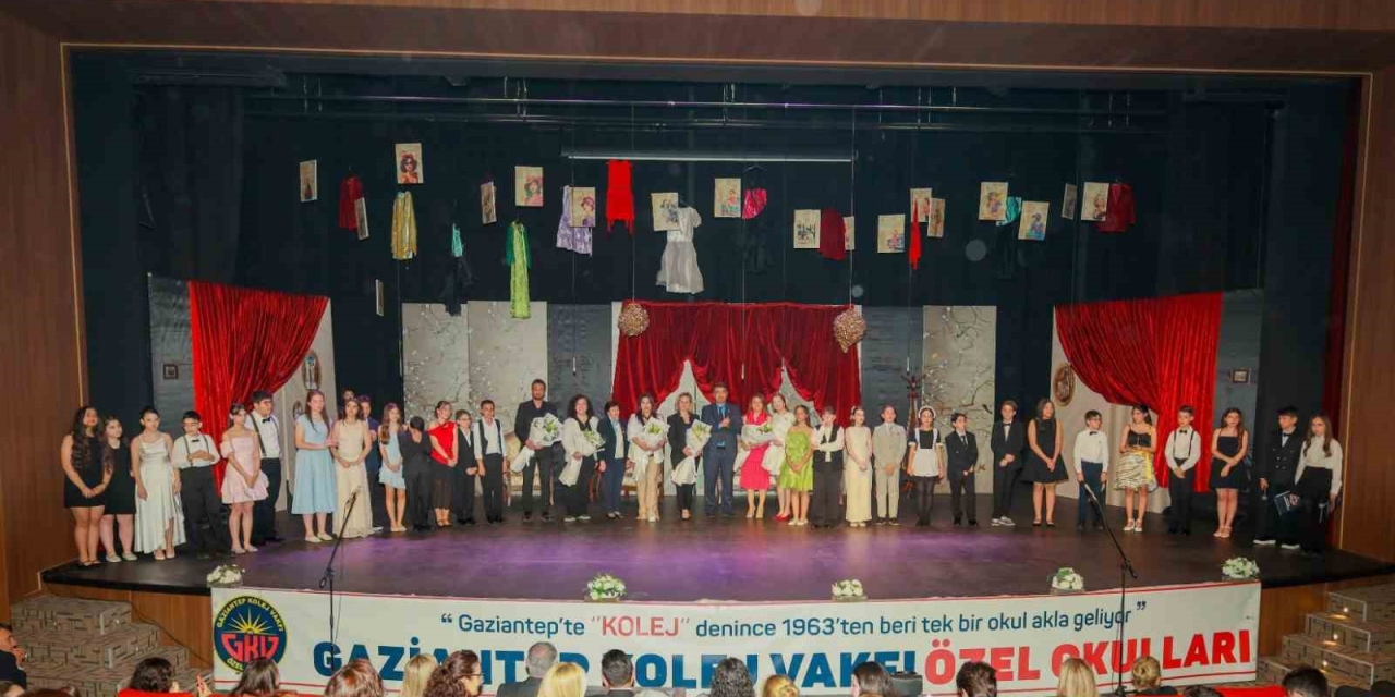 Gkv’li Öğrencilerden Dev Prodüksiyon: "lüküs Hayat" Ayakta Alkışlandı
