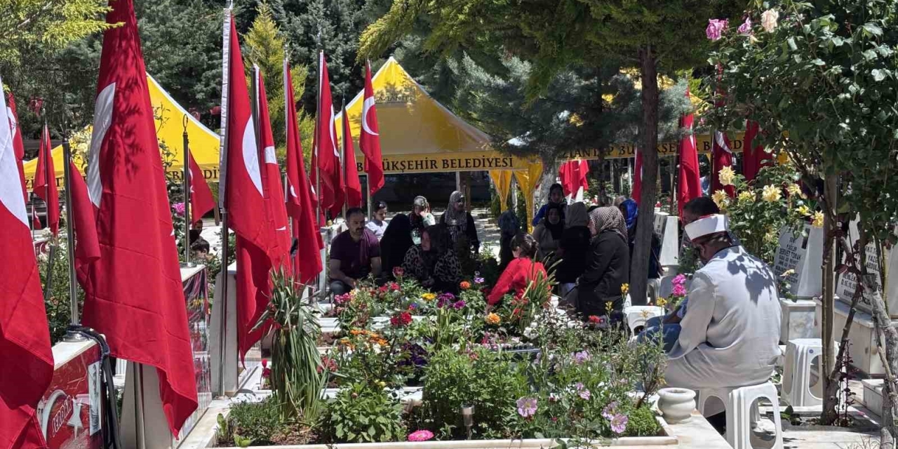 Gaziantep’te Mezarlıklar Ve Şehitlikler Arefe Günü Doldu Taştı