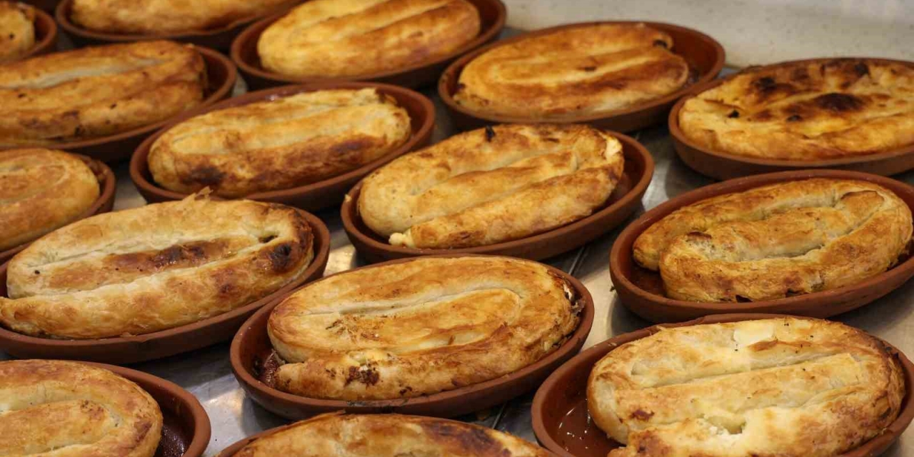 Diyarbakır’da Tandırda Çömleklerde Pişirilen Yeni Lezzet Börek Talep Görüyor