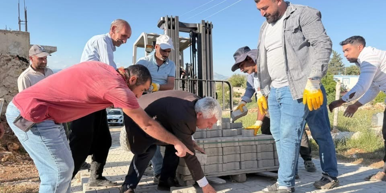 Çermik’te Mahalle Yolları Onarılıyor