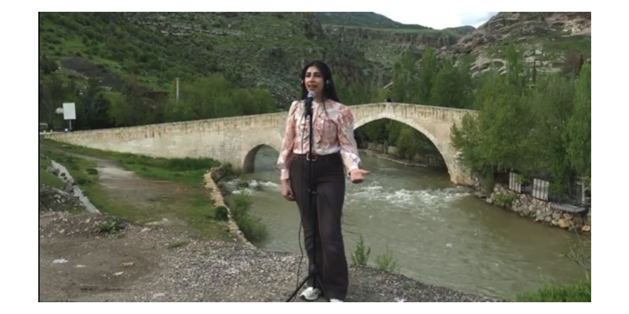 Öğretmen Ve Öğrenciler Çermik İçin Çalıp Söyledi